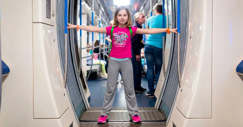 Девочка в метро.